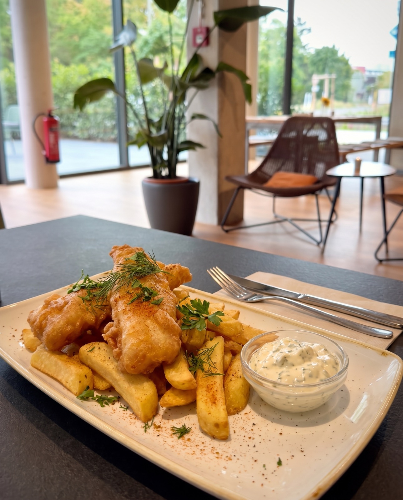 Fish and Chips mit hausgemachter Remoulade auf rechteckigem Teller