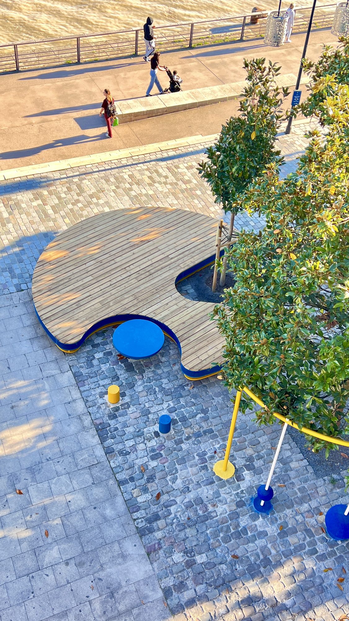 Playable furniture integrated into an existing urban space