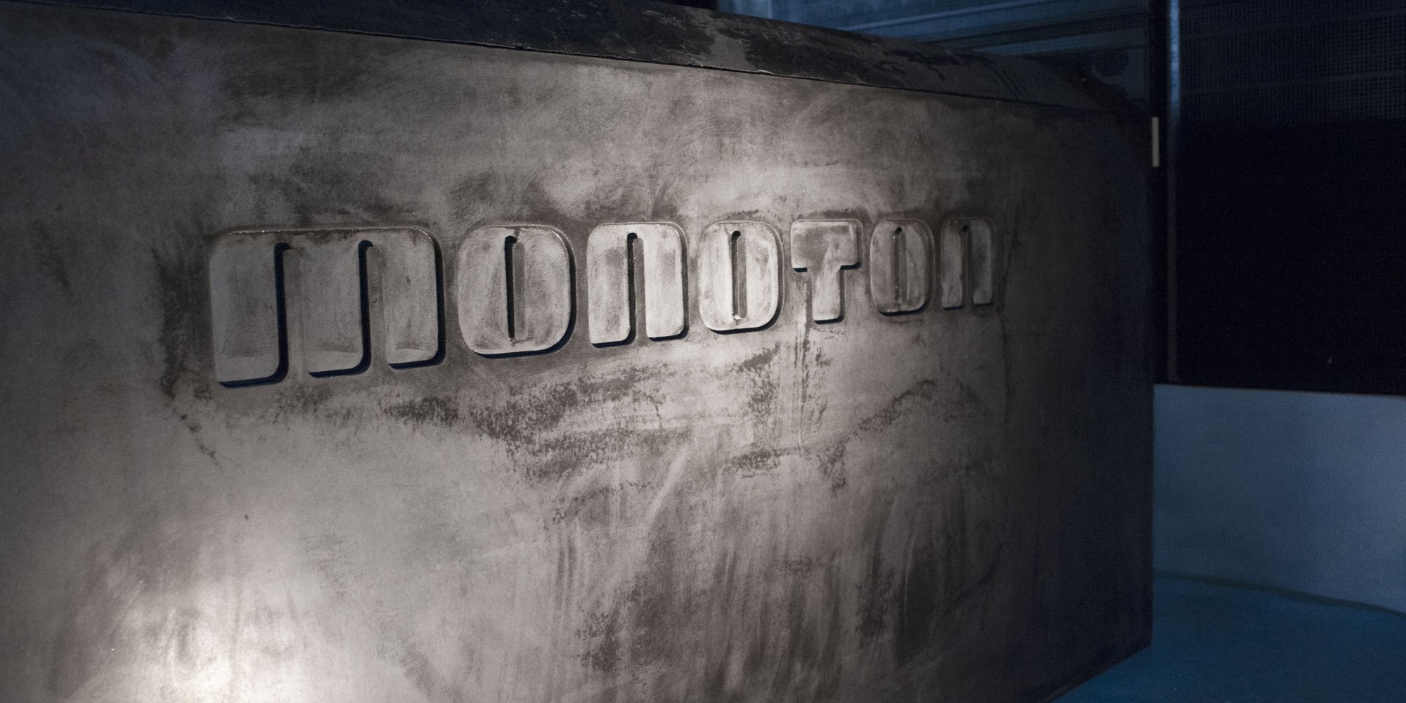 monoton Schriftzug in Beton