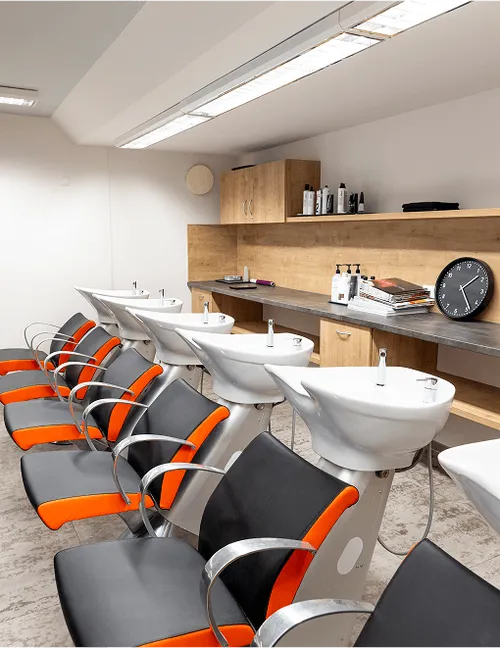 ein übungsraum mit friseurmeisterstühlen