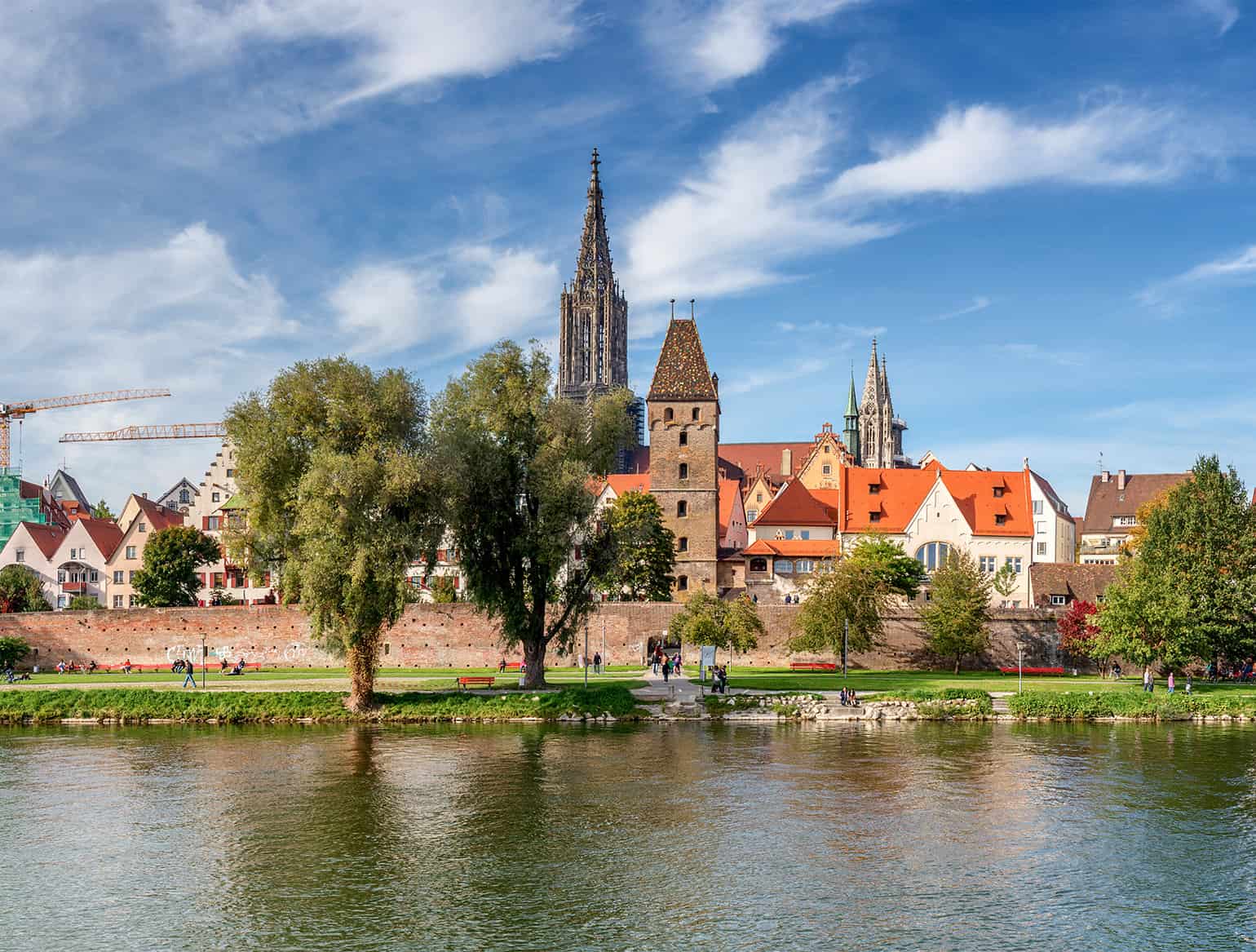 Blick über die Donau auf die Ulmer Altstadt mit Münster und Metzgerturm