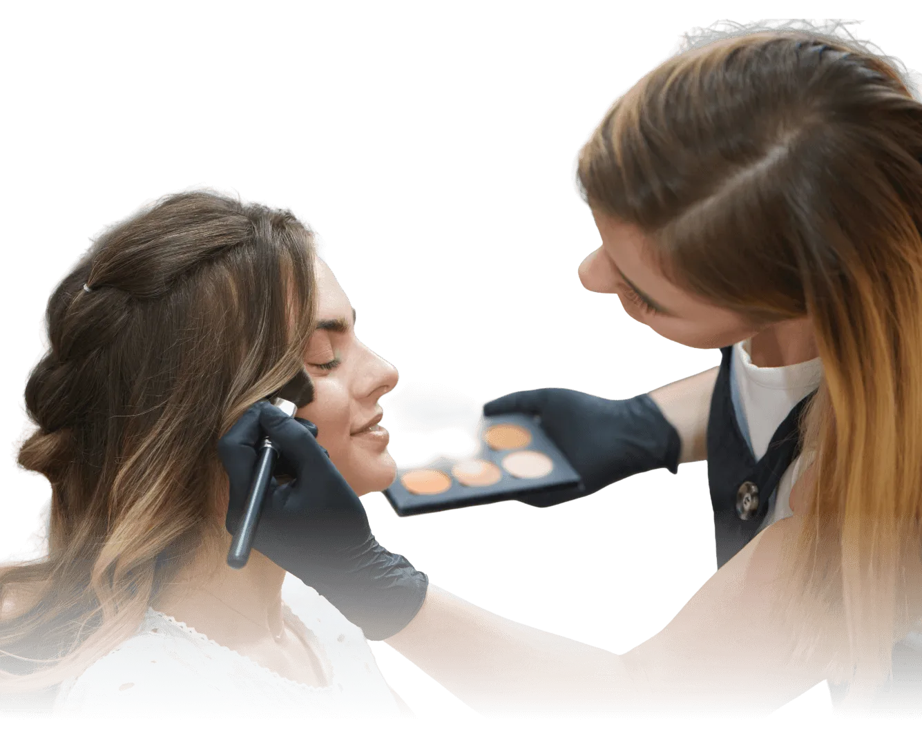 Make-up-Artistin mit Farbpalette schminkt ein Modell – Visagistin-Ausbildung