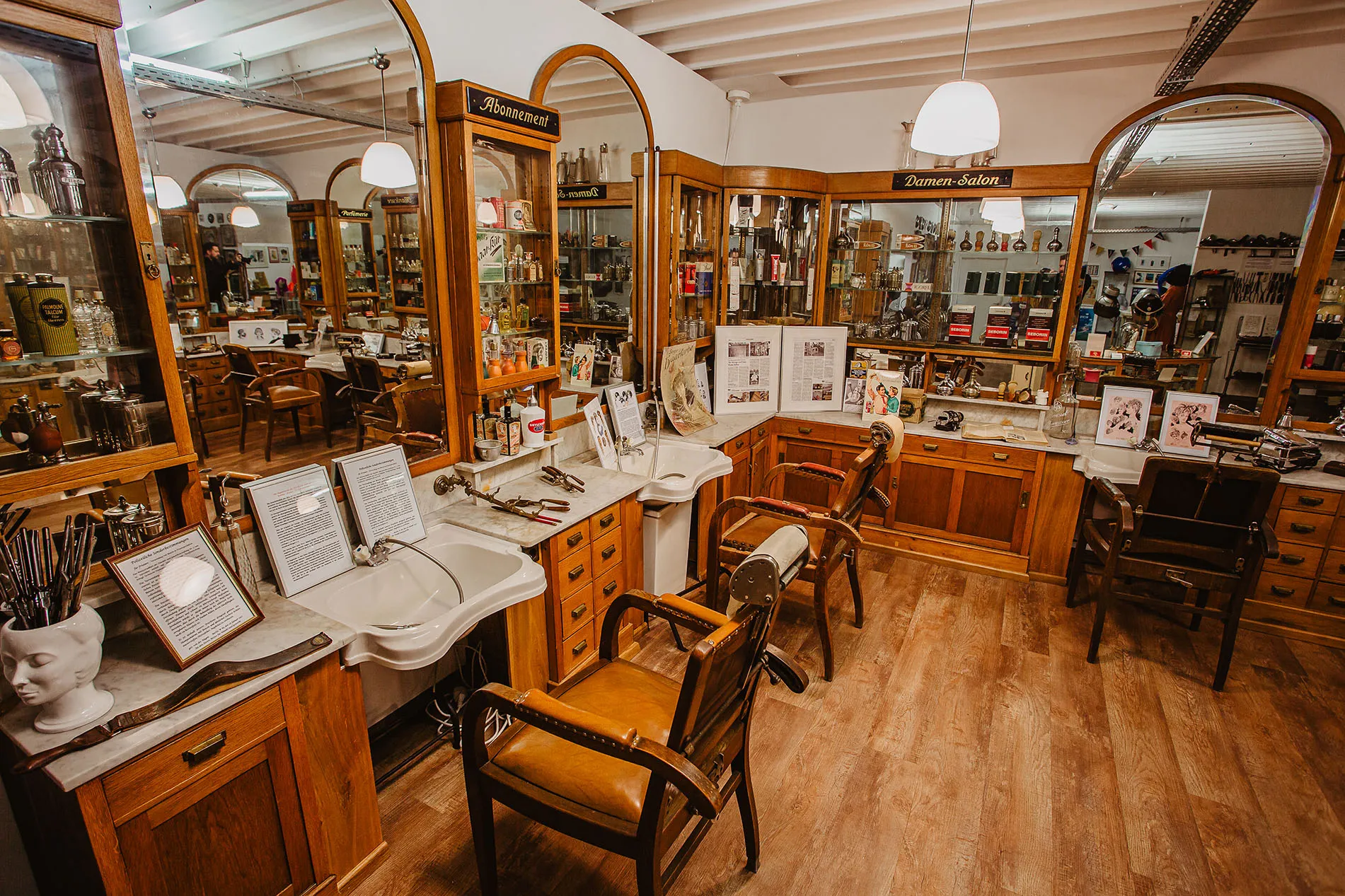 Ausstellungsstück in Herr Zopf's Friseurmuseum in Neu-Ulm