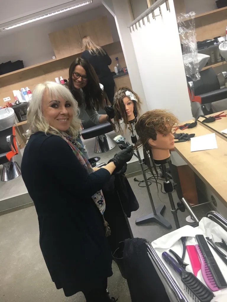 Trainer der Deutschen Friseurakademie bei einer Schulung im Salon