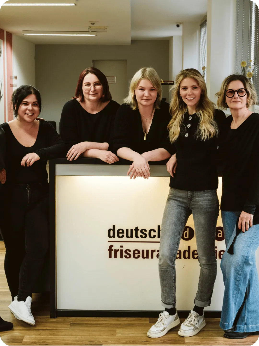 Fünf Mitarbeiterinnen am Empfangstresen der Deutschen Friseurakademie in Ulm
