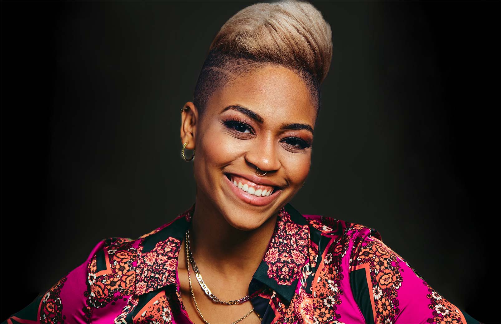 Lachende Teilnehmerin mit blondem Undercut-Styling beim dfa The Sharpest Award