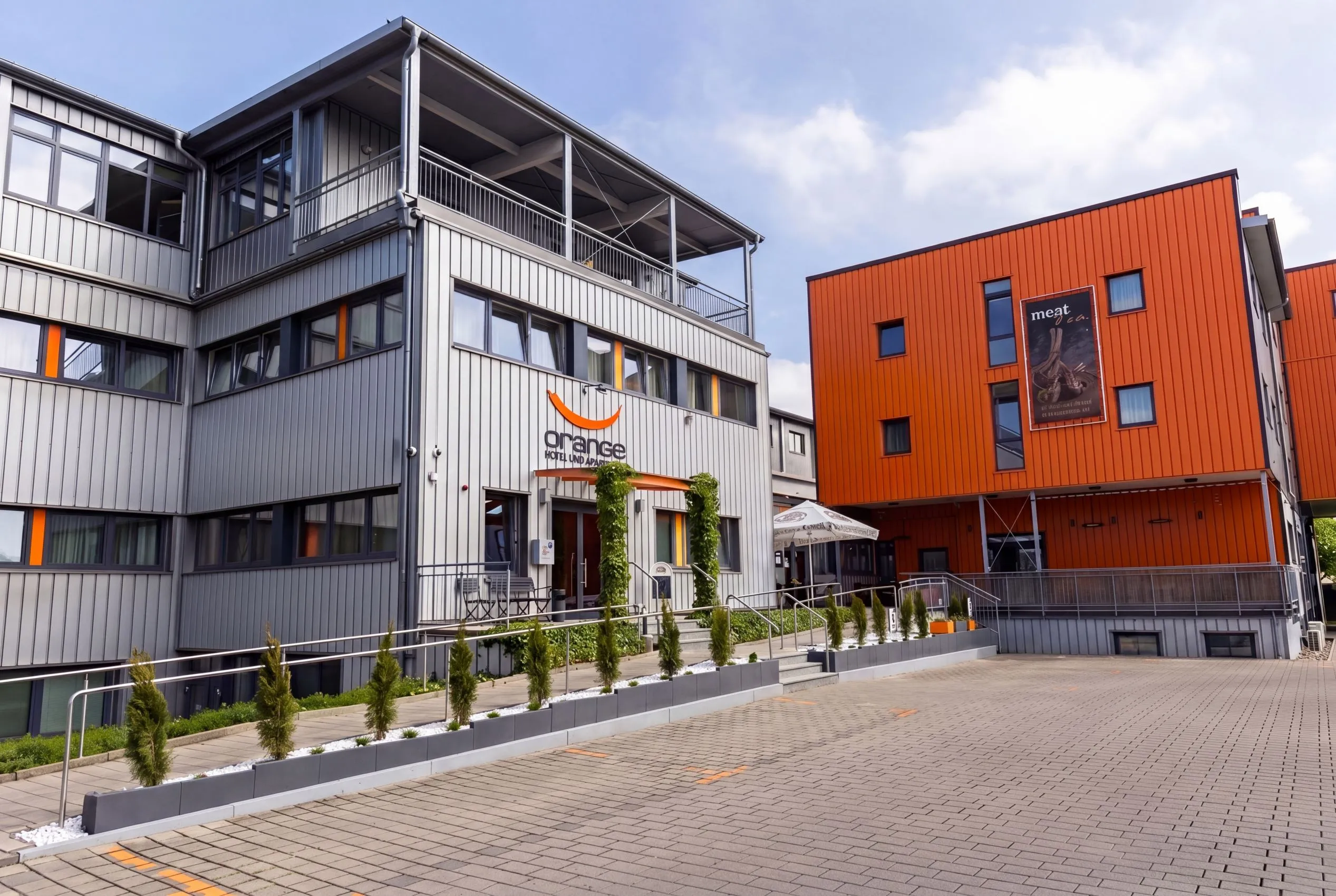 Außenansicht des Orange Hotels auf dem Friseurcampus in Neu-Ulm