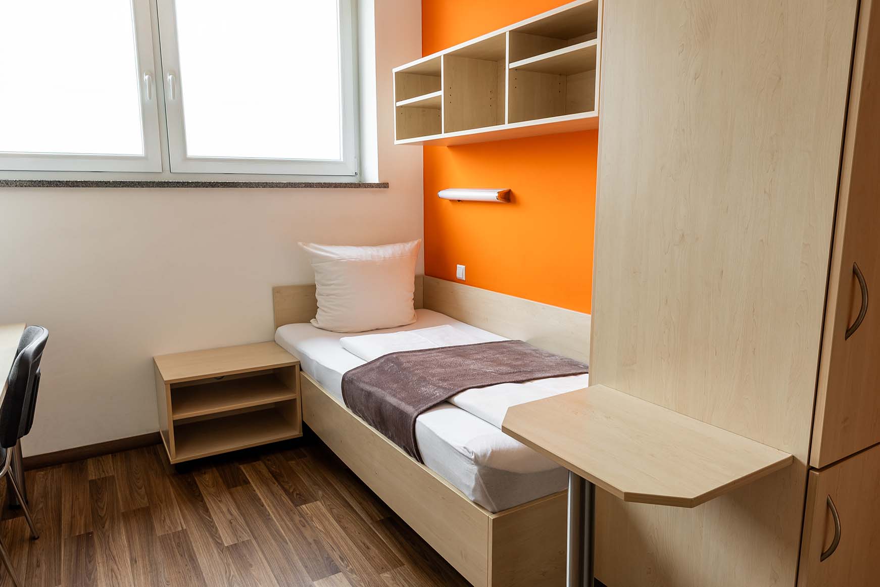 Apartment auf dem dfa Friseurcampus in Neu-Ulm mit Einzelbett, Einbauschrank, Regalen und Schreibtisch