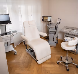 Behandlungszimmer mit moderner Ausstattung in München