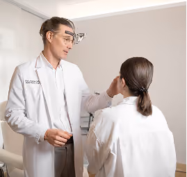 Prof. Dr. med. Johannes A. Veit bei der Untersuchung einer Patientin