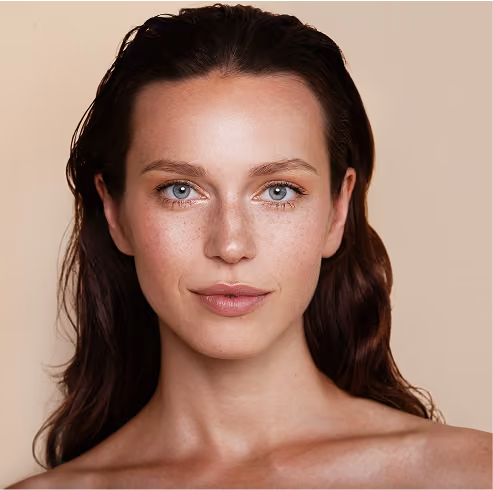 Patientin mit ausgewogenem Ergebnis nach Rhinoplastik