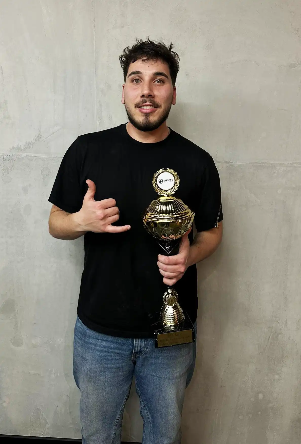 Hasan Can Sümer, Barber und Europameister, mit seinem Pokal
