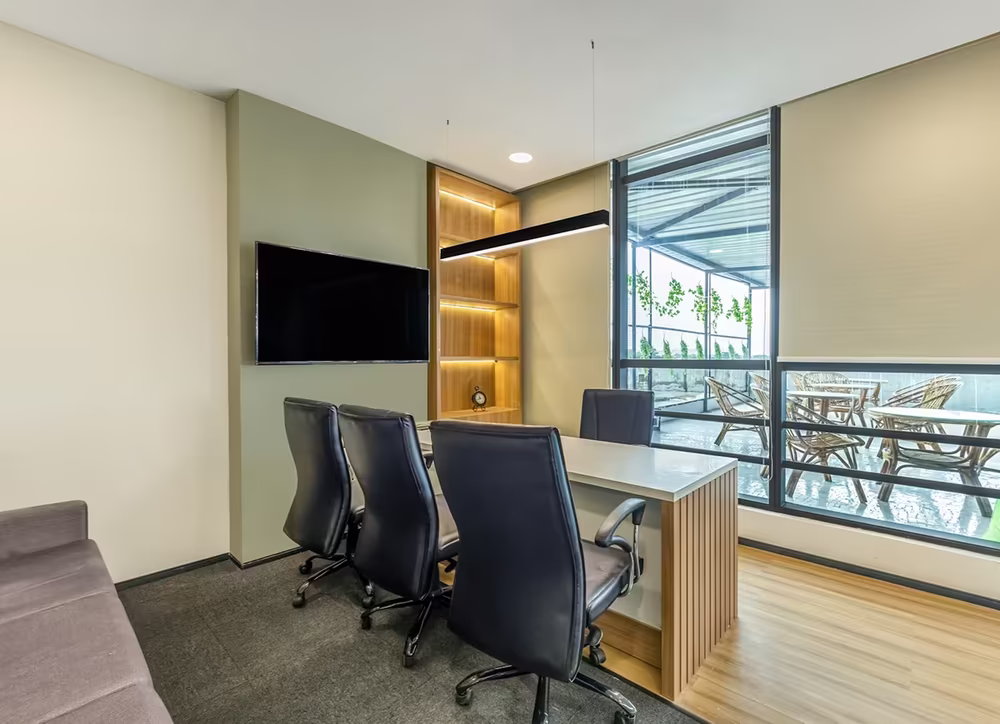 Small huddle room designed for quick team meetings and hybrid collaboration