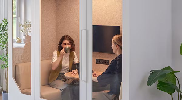 Customer support agent having a contained private conversation inside a Persy booth