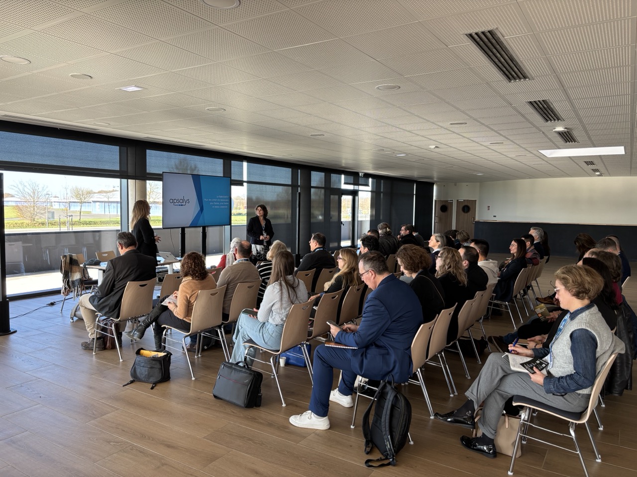 Groupe de personne en conférence