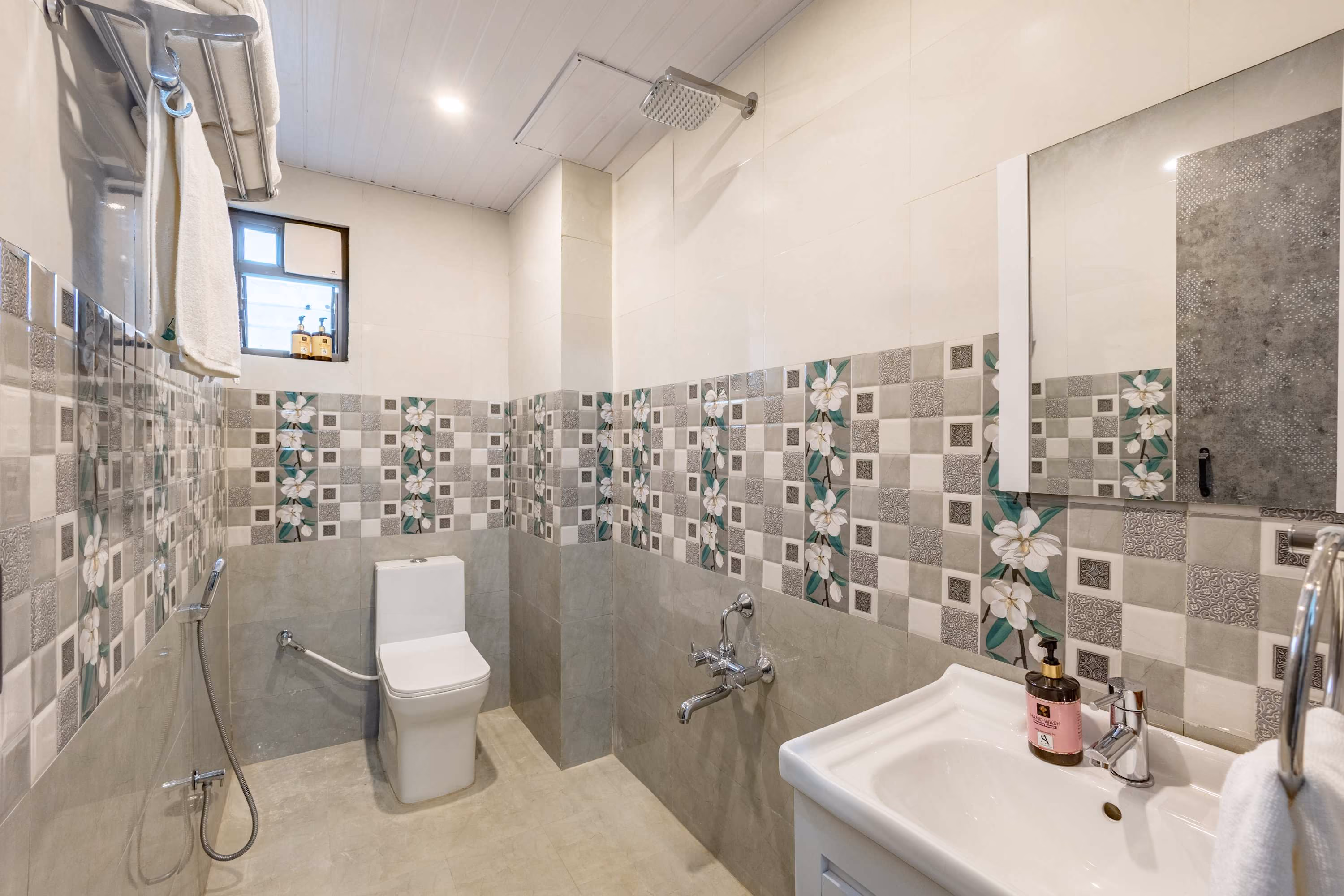 Comfy 2BHK at Lakecity Apartments by Viraalay