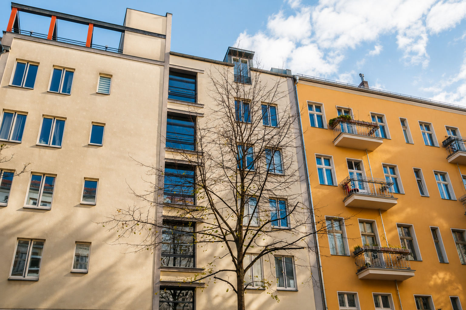 Beratungsgespräch zwischen Bauleiter und Immobilienmakler in Bremen