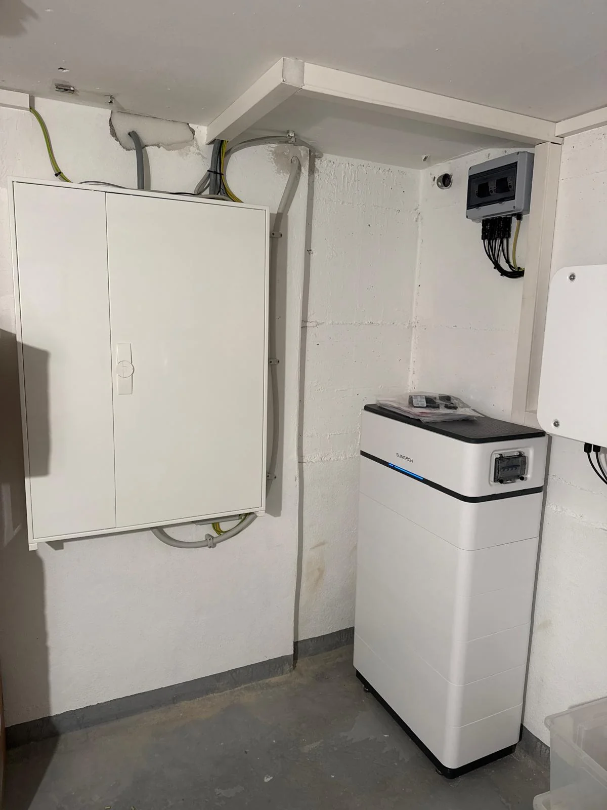 Stromspeicher und Zählerschrank einer Photovoltaikanlage im Keller