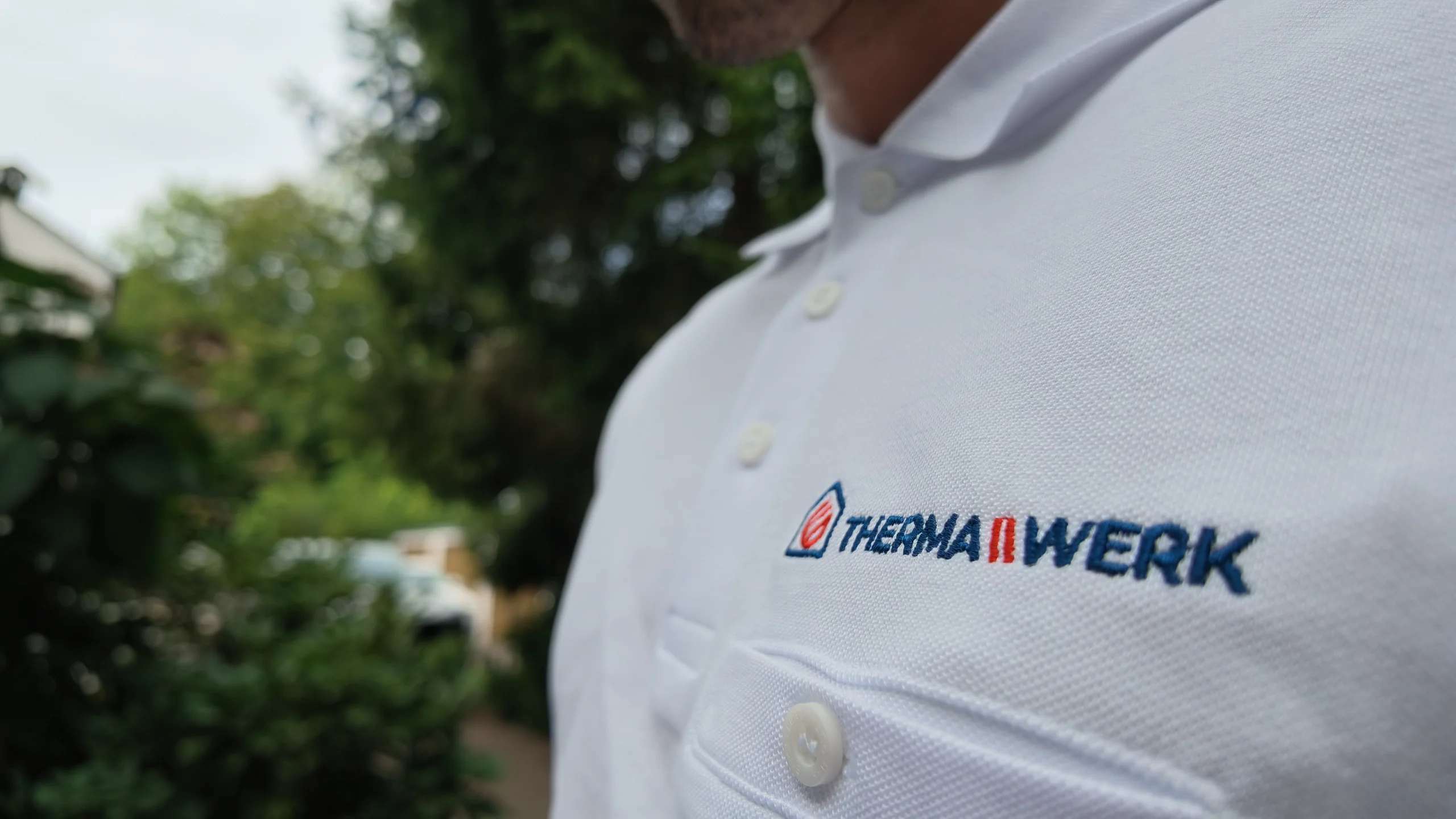 Logo der ThermaWerk GmbH auf dem Poloshirt eines Mitarbeiters