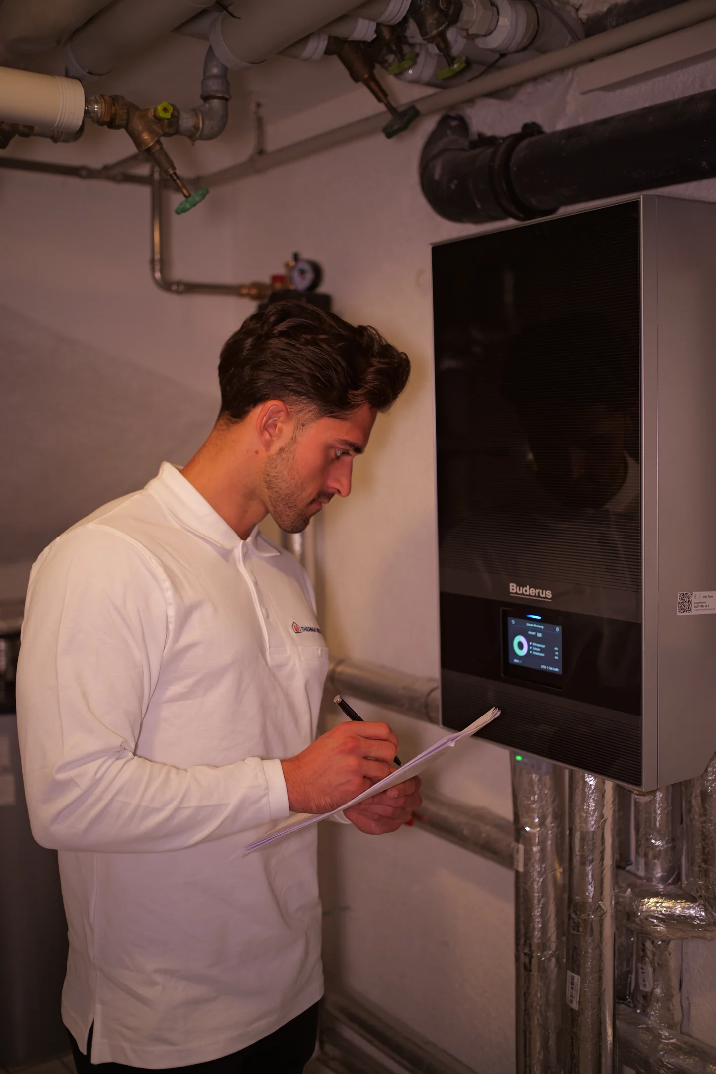 Techniker der ThermaWerk GmbH richtet die Inneneinheit der Buderus-Wärmepumpe ein