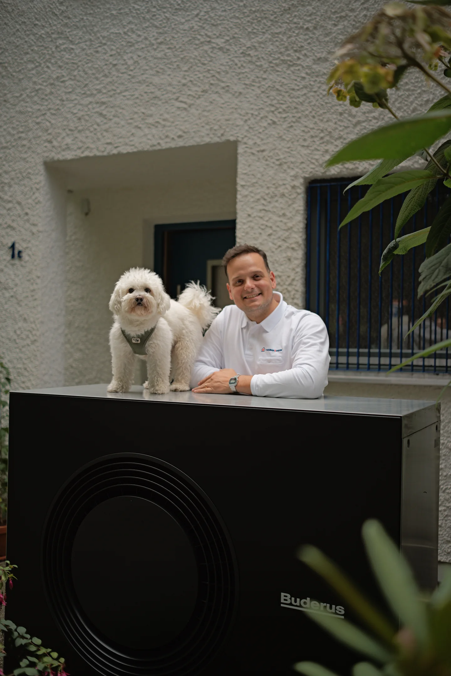 Vurgun Demirtürk, Geschäftsführer der ThermaWerk GmbH, mit seinem Hund