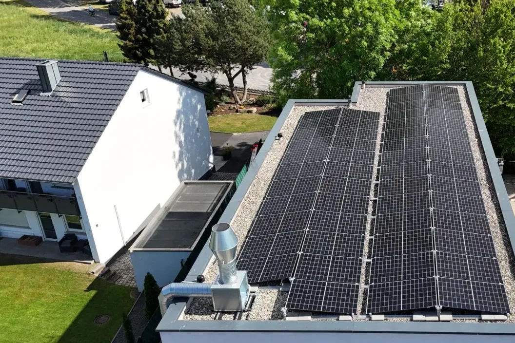 Photovoltaik-Module auf einem Flachdach nach der Montage durch die ThermaWerk GmbH