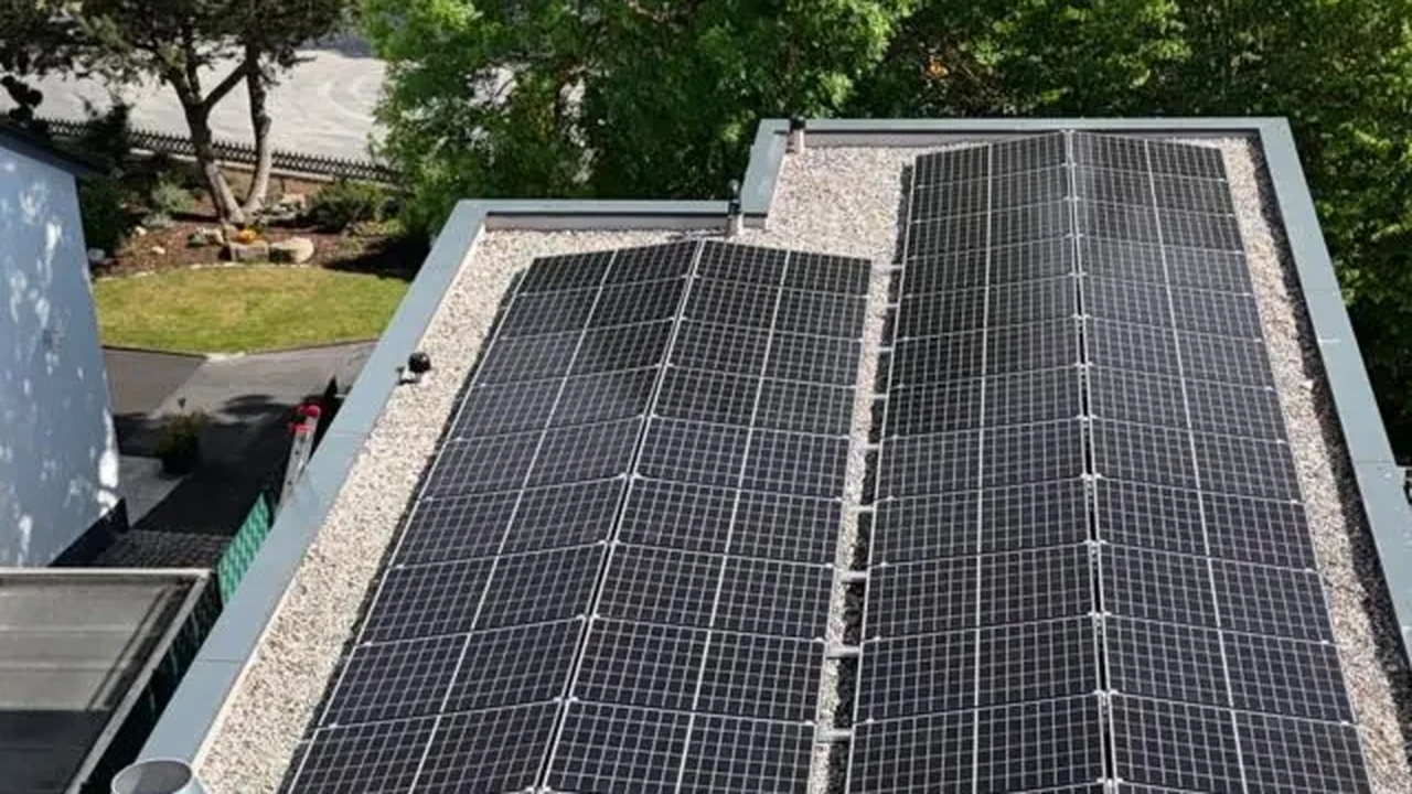 Solarmodule in gleichmäßigen Reihen auf einem Flachdach, von oben aufgenommen für die Auslegung der Anlagengröße