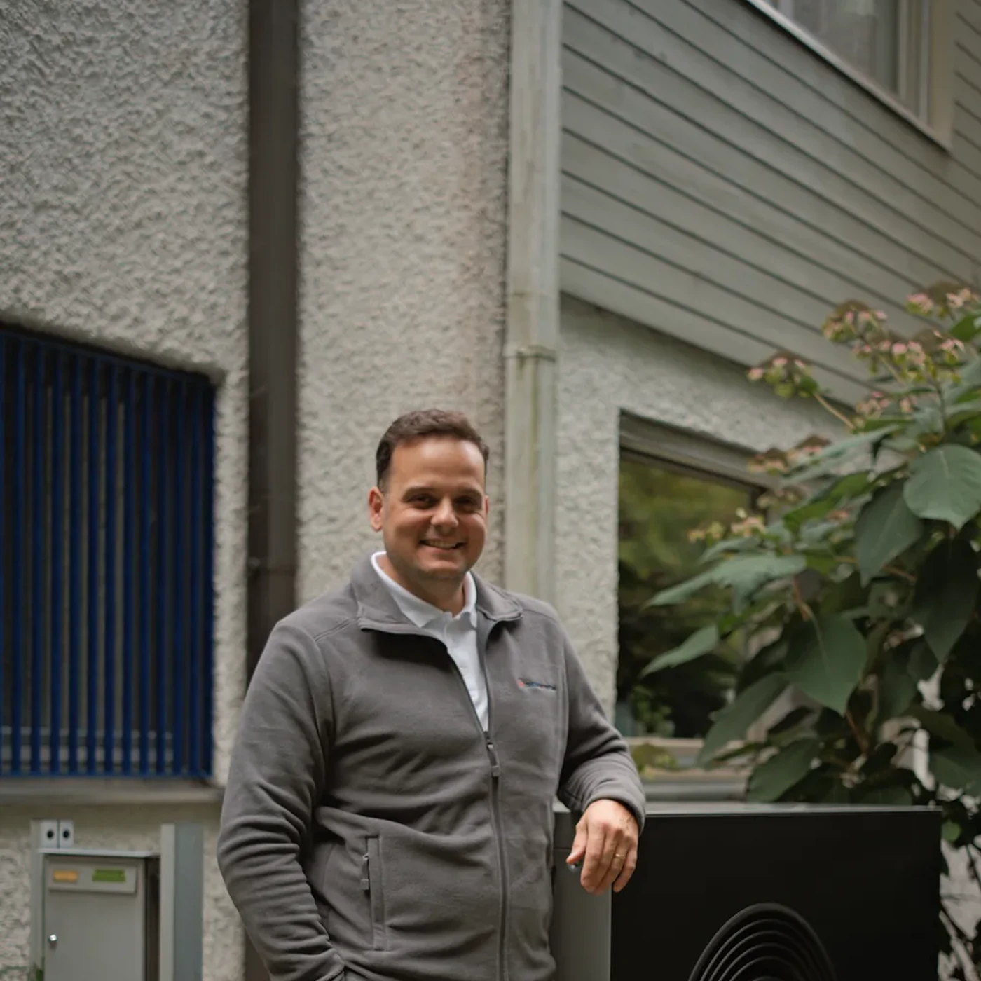Vurgun Demirtürk, M.Sc. (TUM), an einer von ihm ausgelegten Wärmepumpe