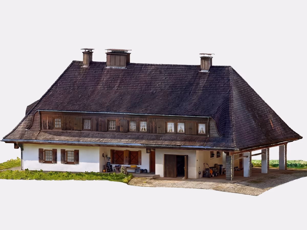 Traditionelles Haus mit großem, geschwungenem Ziegeldach, Holzfenstern und offenem Carport.