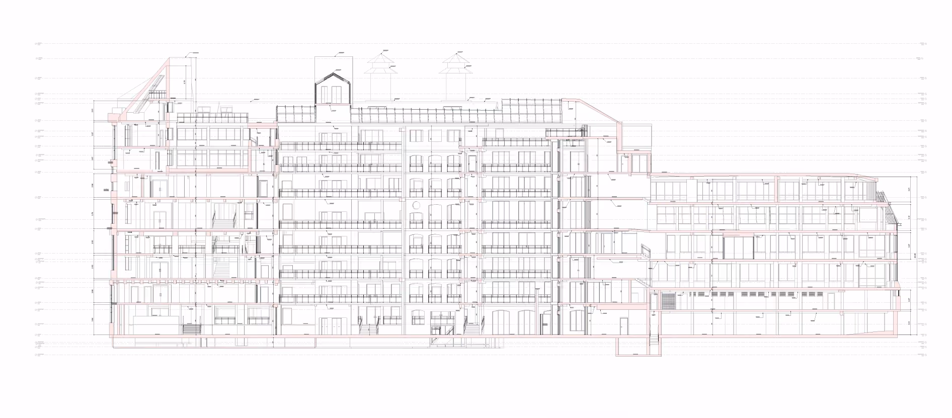 Architektonischer Querschnitt eines mehrstöckigen Gebäudes mit detaillierten Innenräumen, Treppen, Fenstern und Balkonen, dargestellt in einem technischen Bauplan.