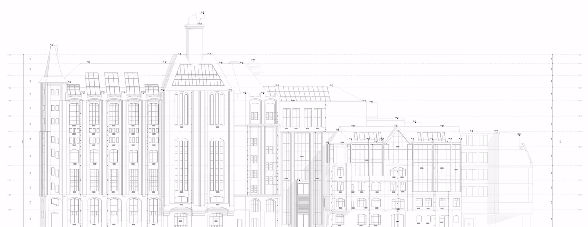 Architektonische Zeichnung einer Gebäudeansicht mit detaillierten Fenstern, Türen und Dachstrukturen in Linienzeichnung.