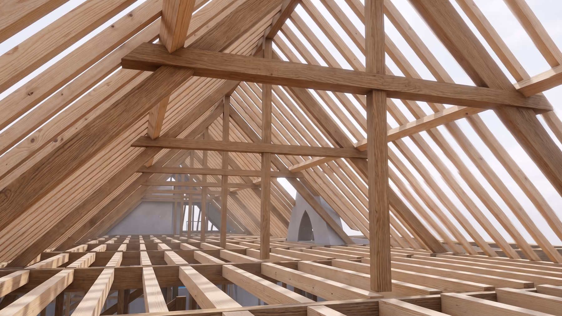 Innenansicht eines Dachstuhls aus hellem Holz mit sichtbaren Sparren, Querbalken und Dachkonstruktion in einem Gebäuderahmen.