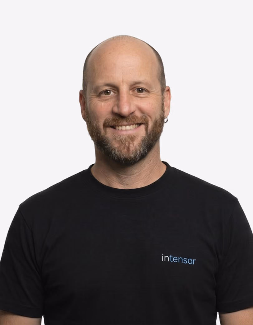 Porträtfoto von einem Teammitglied mit schwarzem intensor-Tshirt