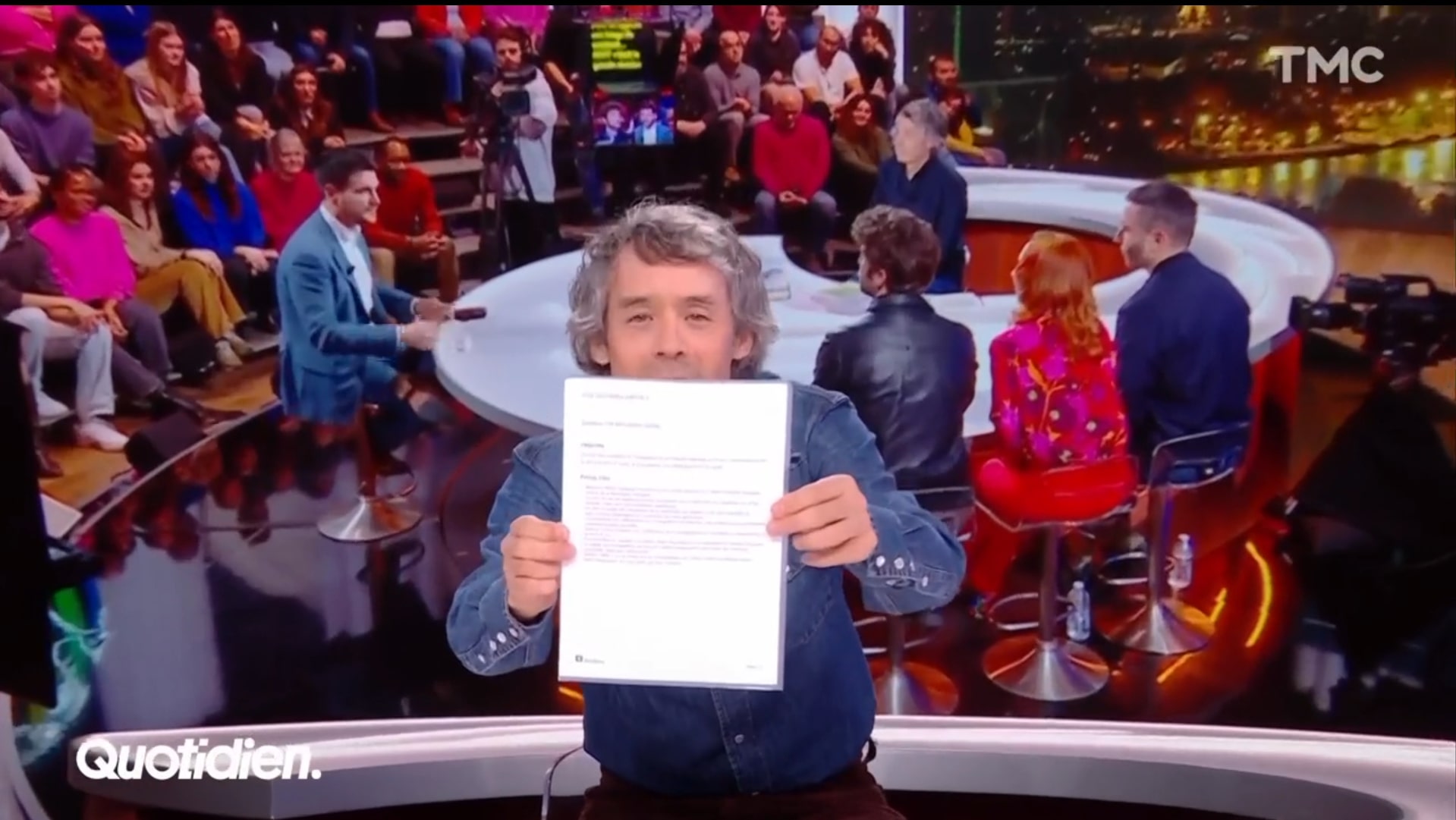 Journalist showing a metting summary generated by AI