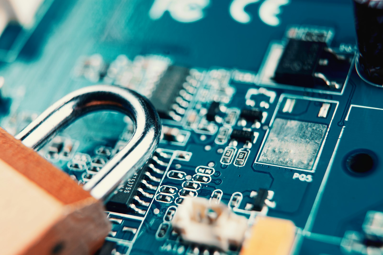 Cadenas sur une carte de circuit imprimé illustrant la sécurité des produits numériques