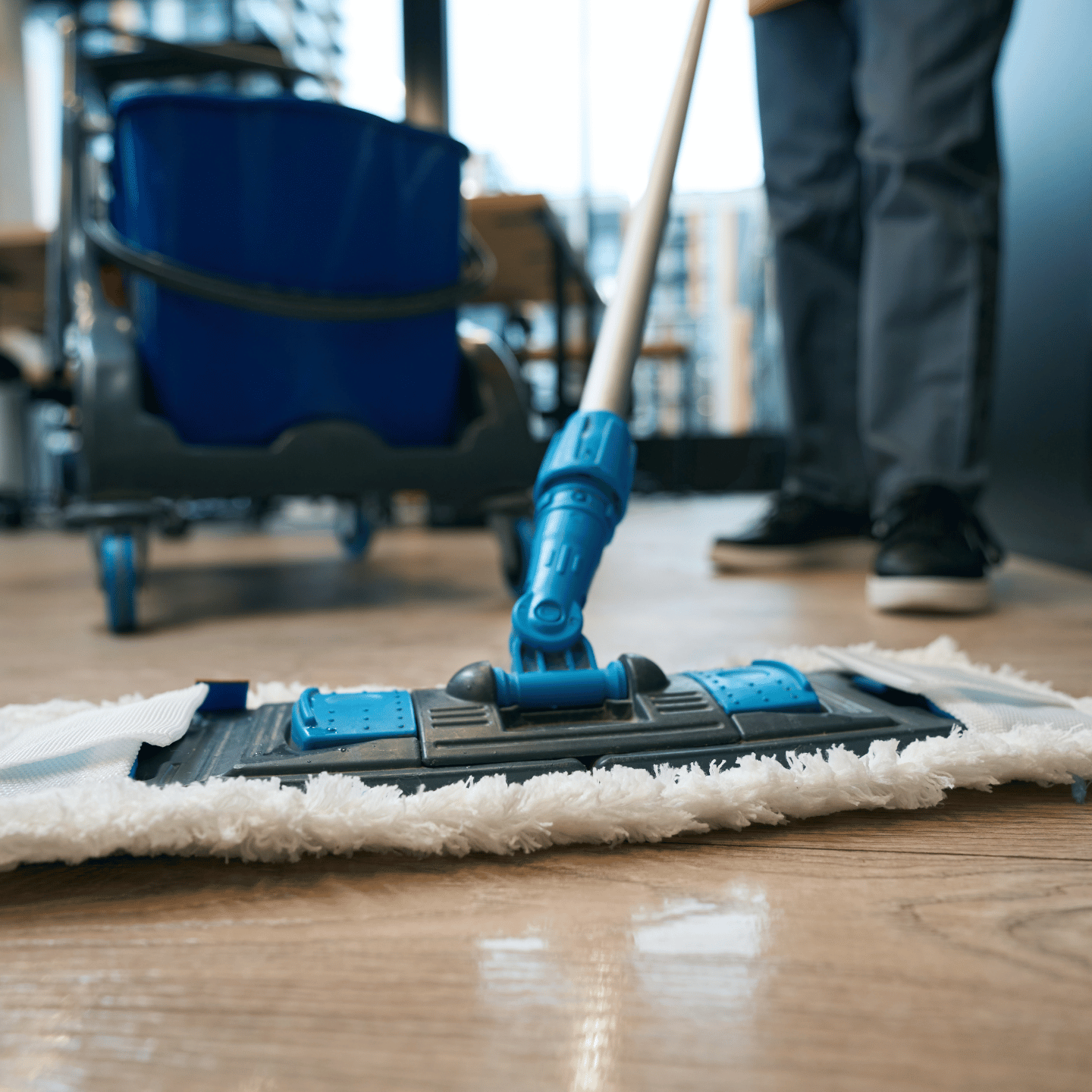 Bodenreinigungsmaschine im Einsatz auf einem Hallenboden