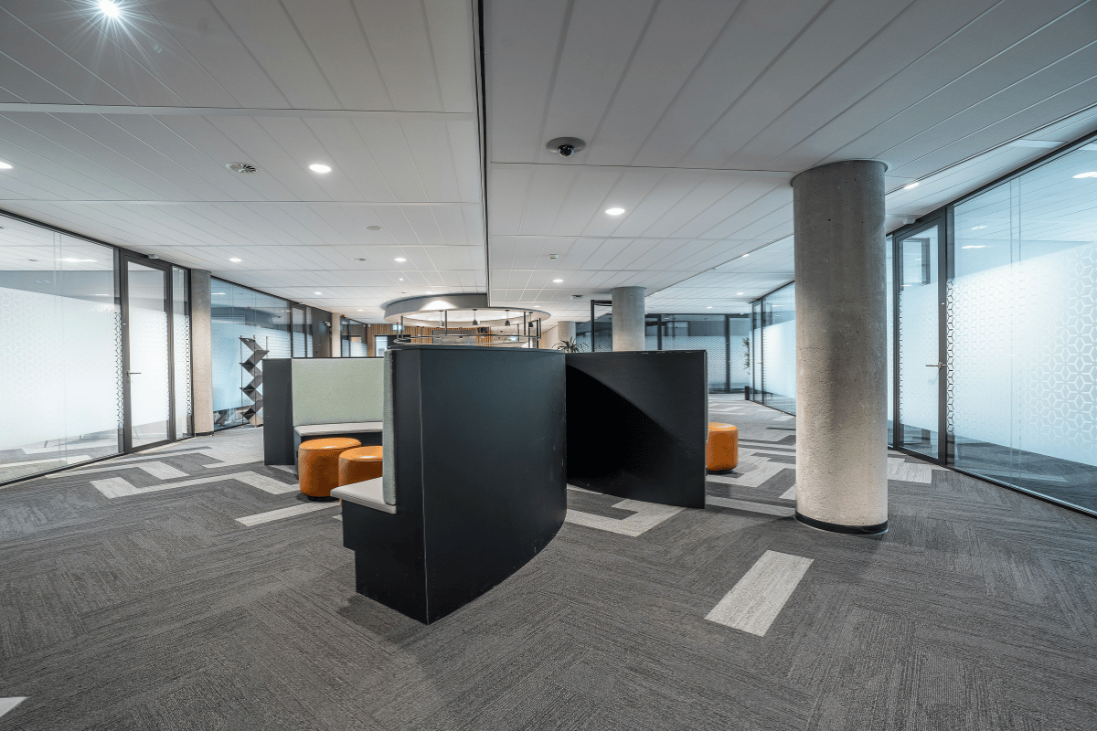 Moderne Bürofläche mit Glaswand und Treppe in Hamburg