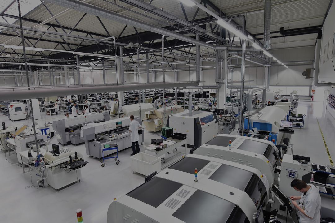 Cogiscan SMT production floor with multiple assembly lines