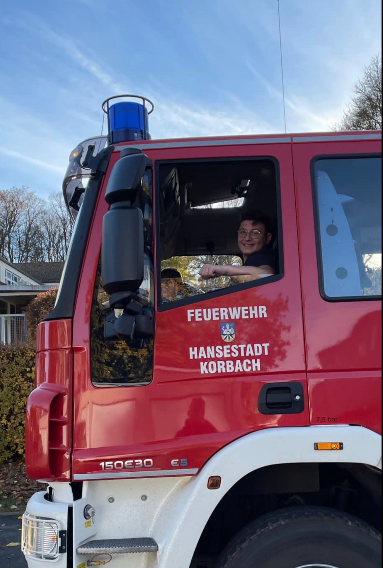 Matteo Gobbo im Fahrzeug der Feuerwehr Hansestadt Korbach