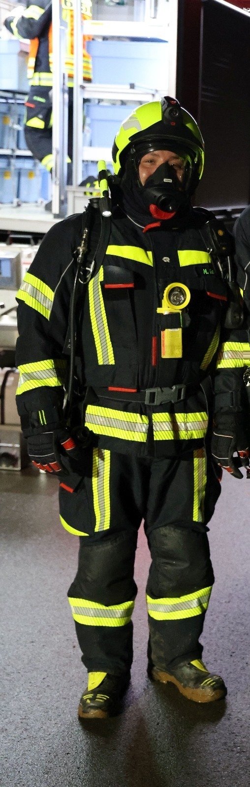 Matteo Gobbo unter schwerem Atemschutz im Einsatz der Freiwilligen Feuerwehr Korbach