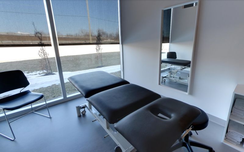 Salle de traitement avec store enroulable sur mesure, Kinatex