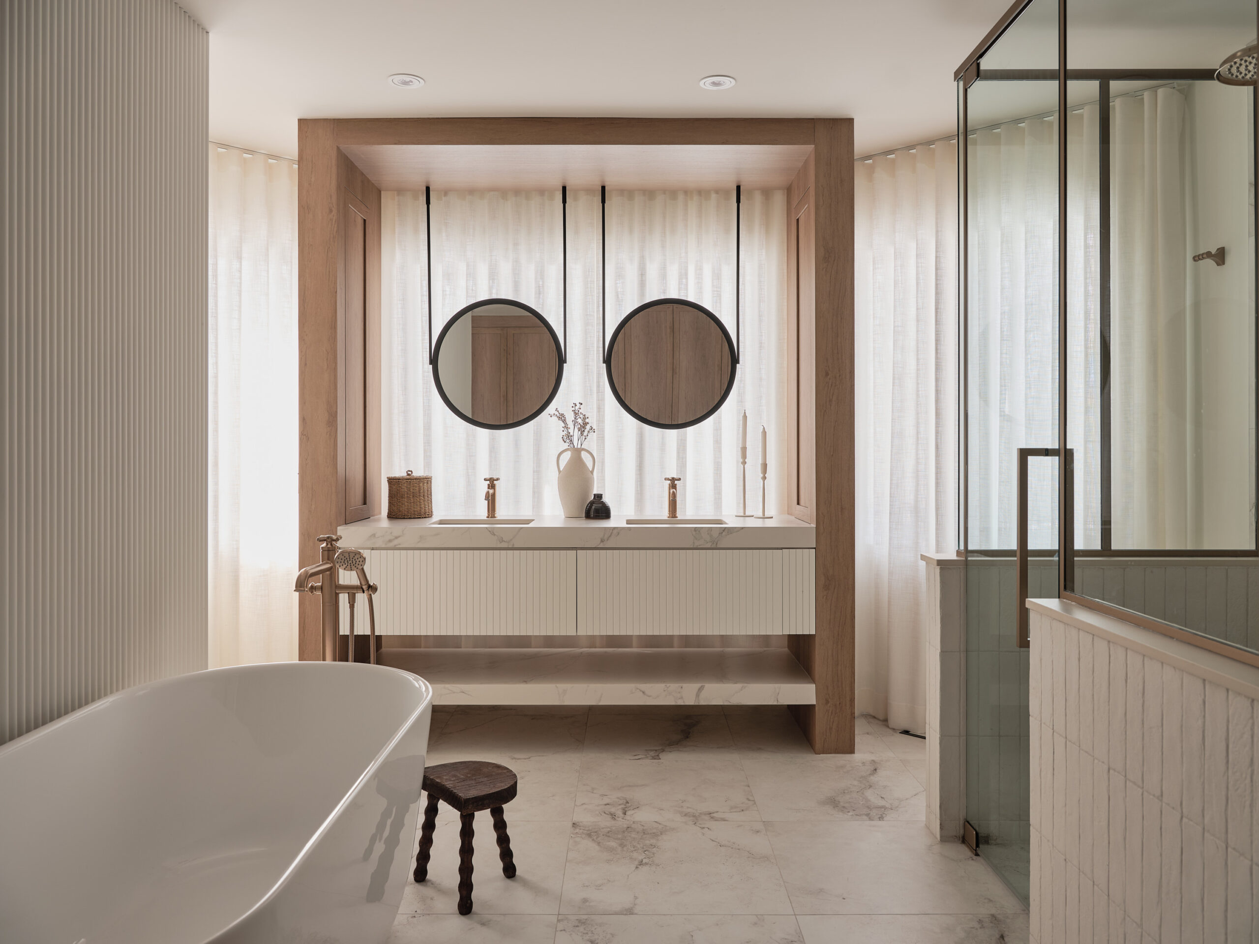 Salle de traitement avec store enroulable sur mesure, Kinatex