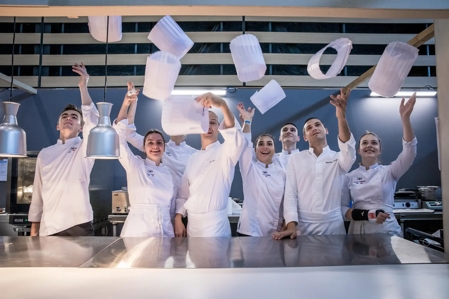 Le comptoir et la cuisine ouverte de Pavyllon Lyon