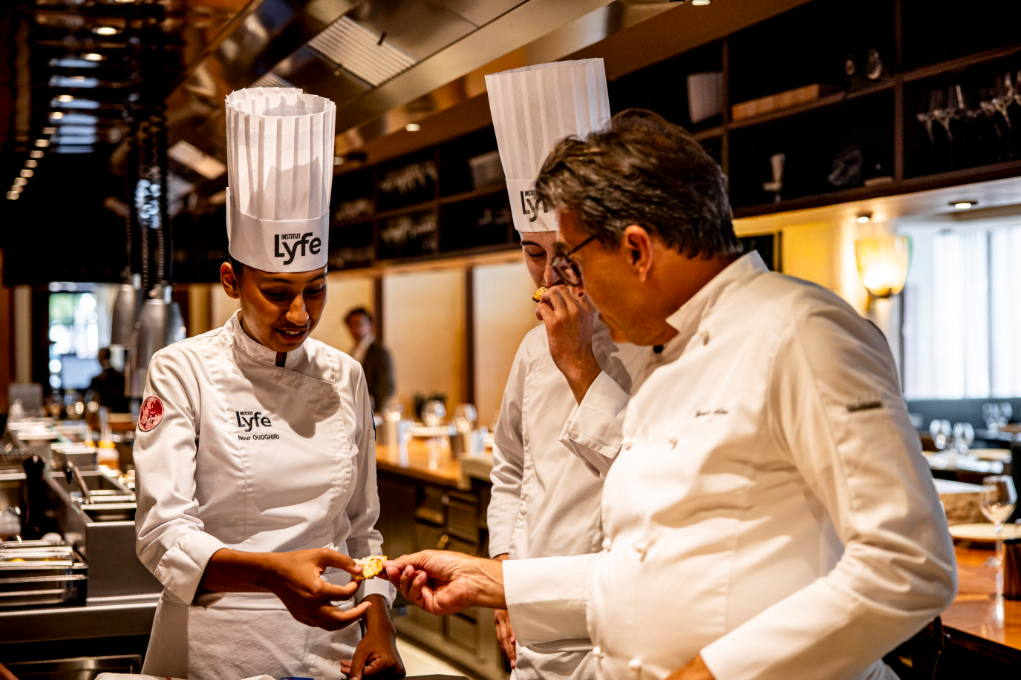 Le comptoir et la cuisine ouverte de Pavyllon Lyon