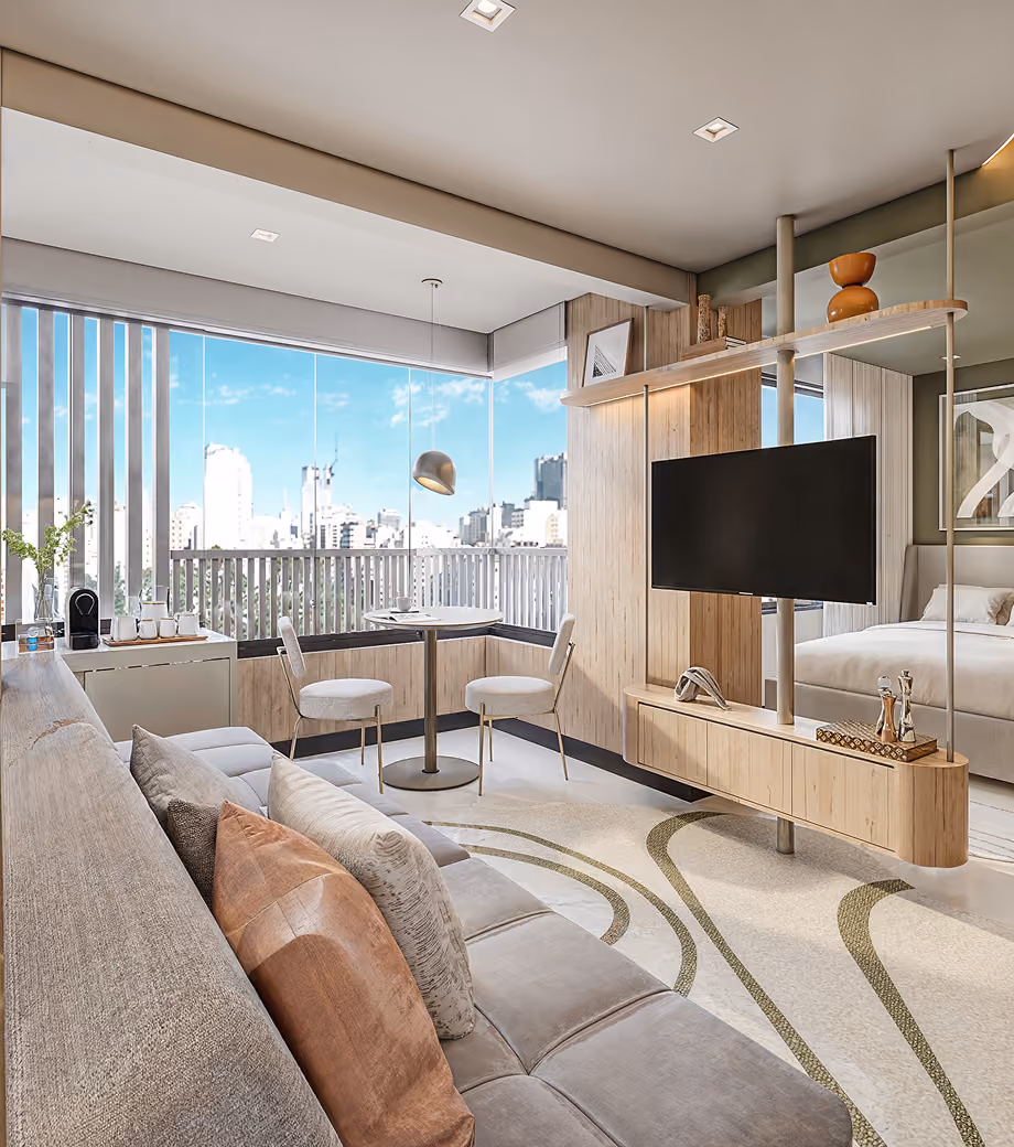 Perspectiva ilustrada de studio Indepy com sofá, TV em painel giratório, cama e janela panorâmica com vista para os prédios de São Paulo.