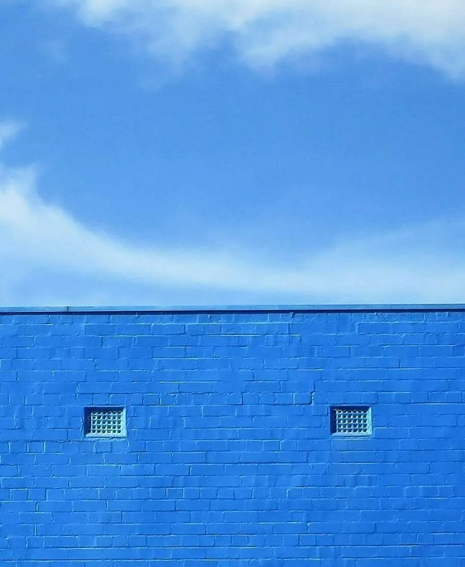 Mur de briques bleu sous un ciel dégagé