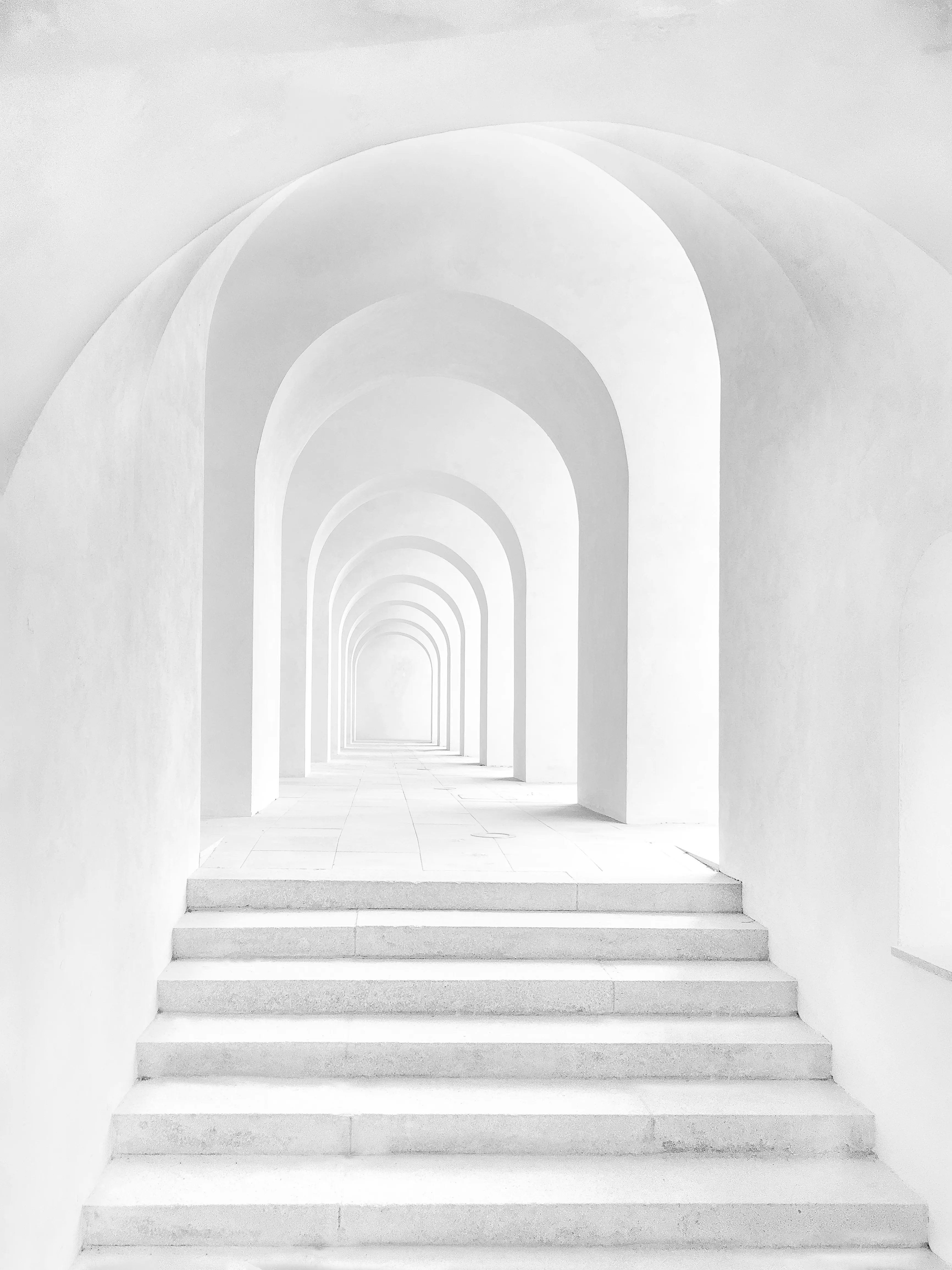 Galerie d’arches blanches en perspective