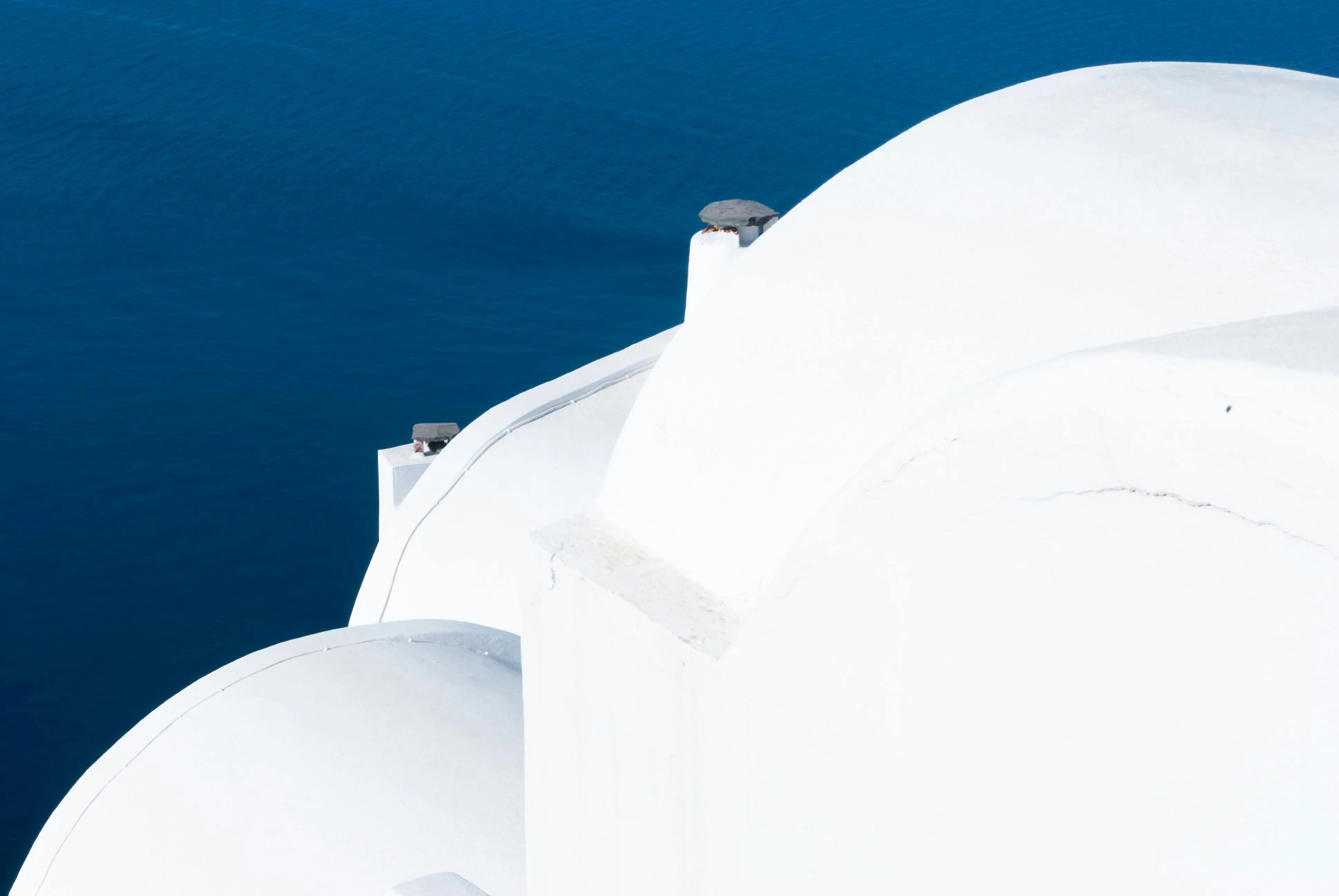 Mer bleu profond et architecture blanche