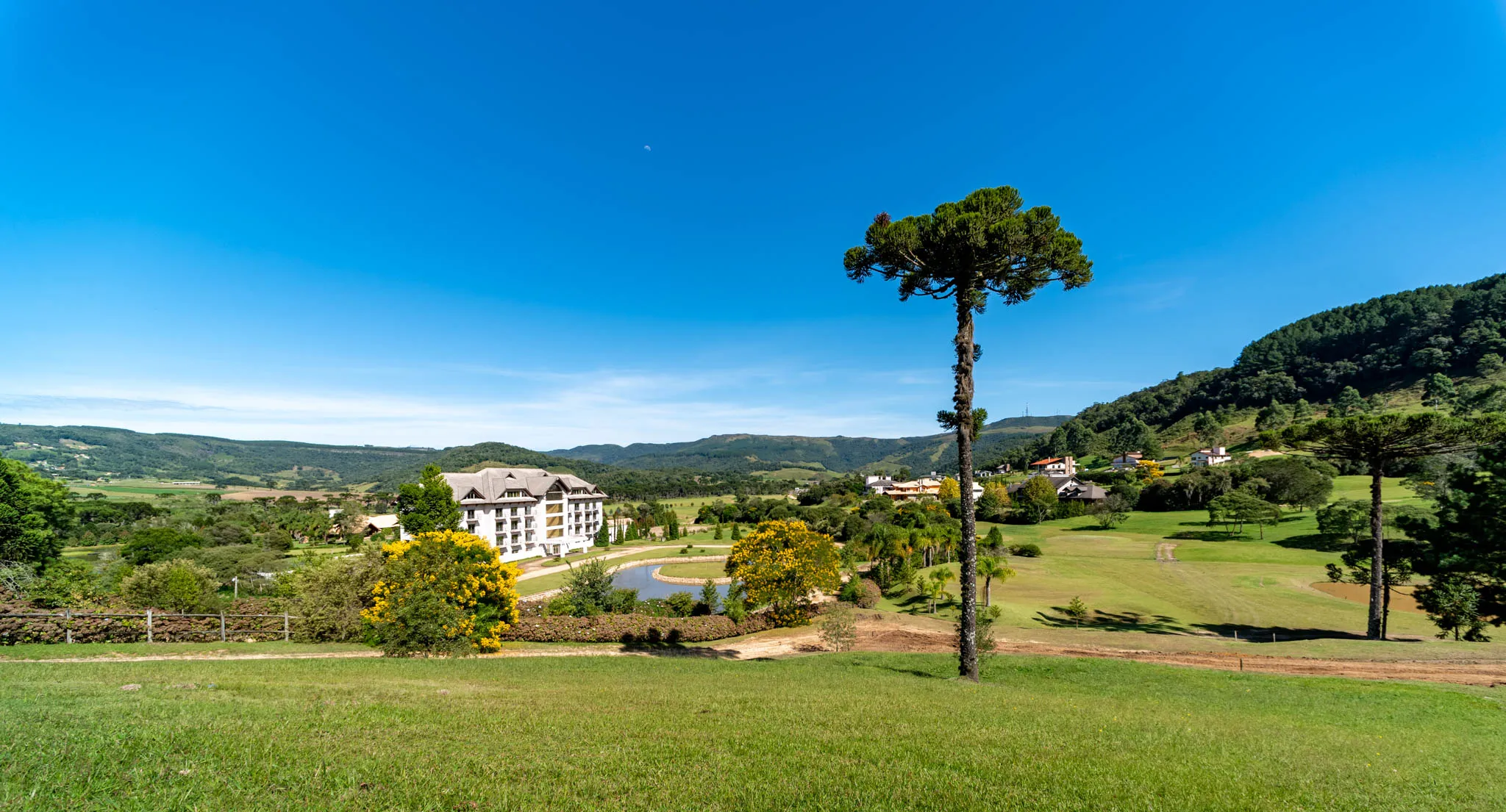 Vista da serra ao amanhecer no Montissi Resort Spa & Golf, na Serra Catarinense