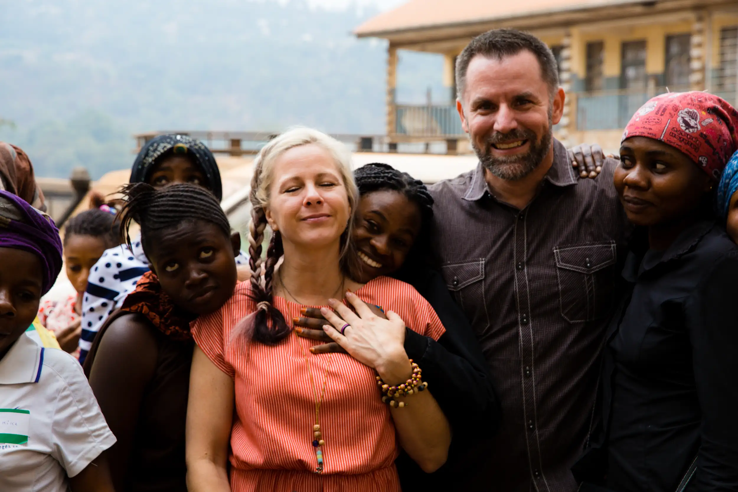 Randall and Rachelle, missionaries featured in L'aube se leve, surrounded by children in the Democratic Republic of Congo